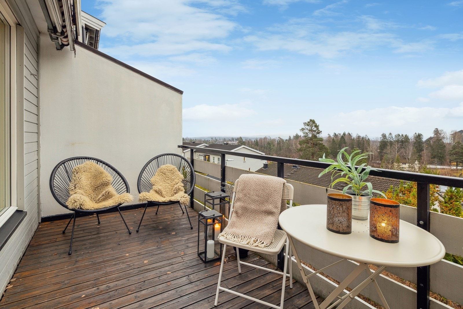 Fra balkongen kan man se over til Nesoddlandet og åsene bak. Galleribilde