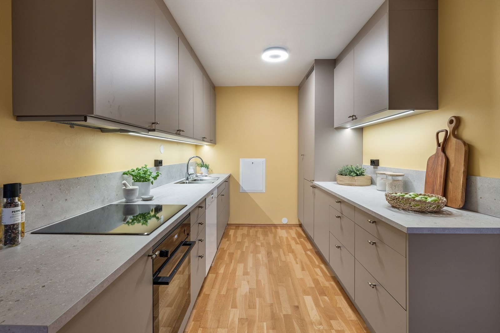 Farget kjøkkeninnredning med slette fronter og laminat benkeplate. Godt med skap- og benkeplass. Galleribilde