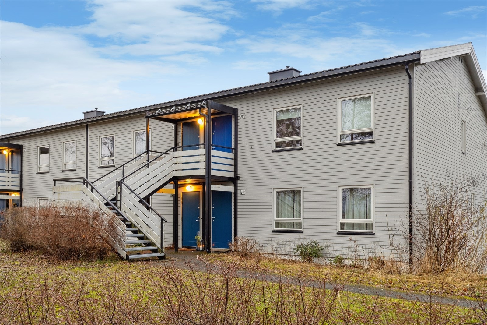 Sameiet eier store grøntarealer, inkludert en fotballbane, to lekeplasser, en grillplass med platting, og fine turstier. Galleribilde