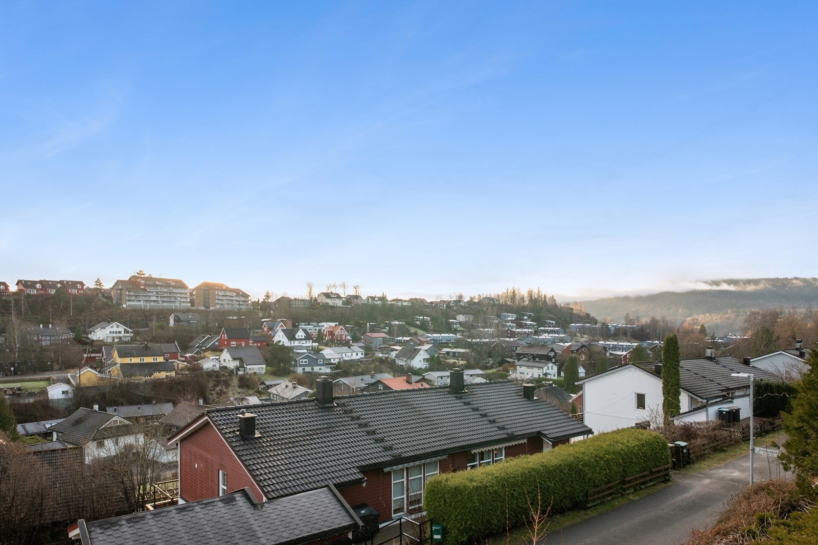 Kort vei til Vestmarka med oppmerkede turveier og lysløype om vinteren. Flere rekreasjonsområder er bl.a. Tanumskogen med fine turmuligheter. Galleribilde