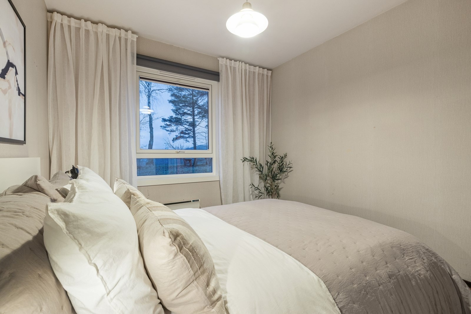 Det er plisségardiner i soveromsvinduene. Dette gjør at man får dagslys uten at det er innsyn. Galleribilde