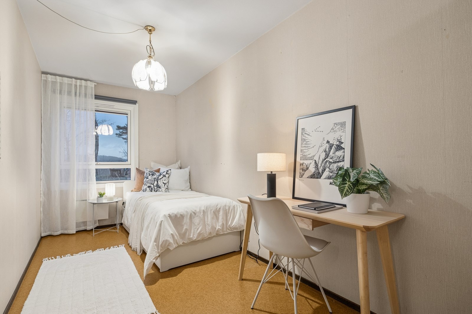 Lyst og romslig soverom med god plass til både seng og praktisk arbeidsplass, praktisk for en som ønsker komfort og funksjonalitet i ett. Galleribilde