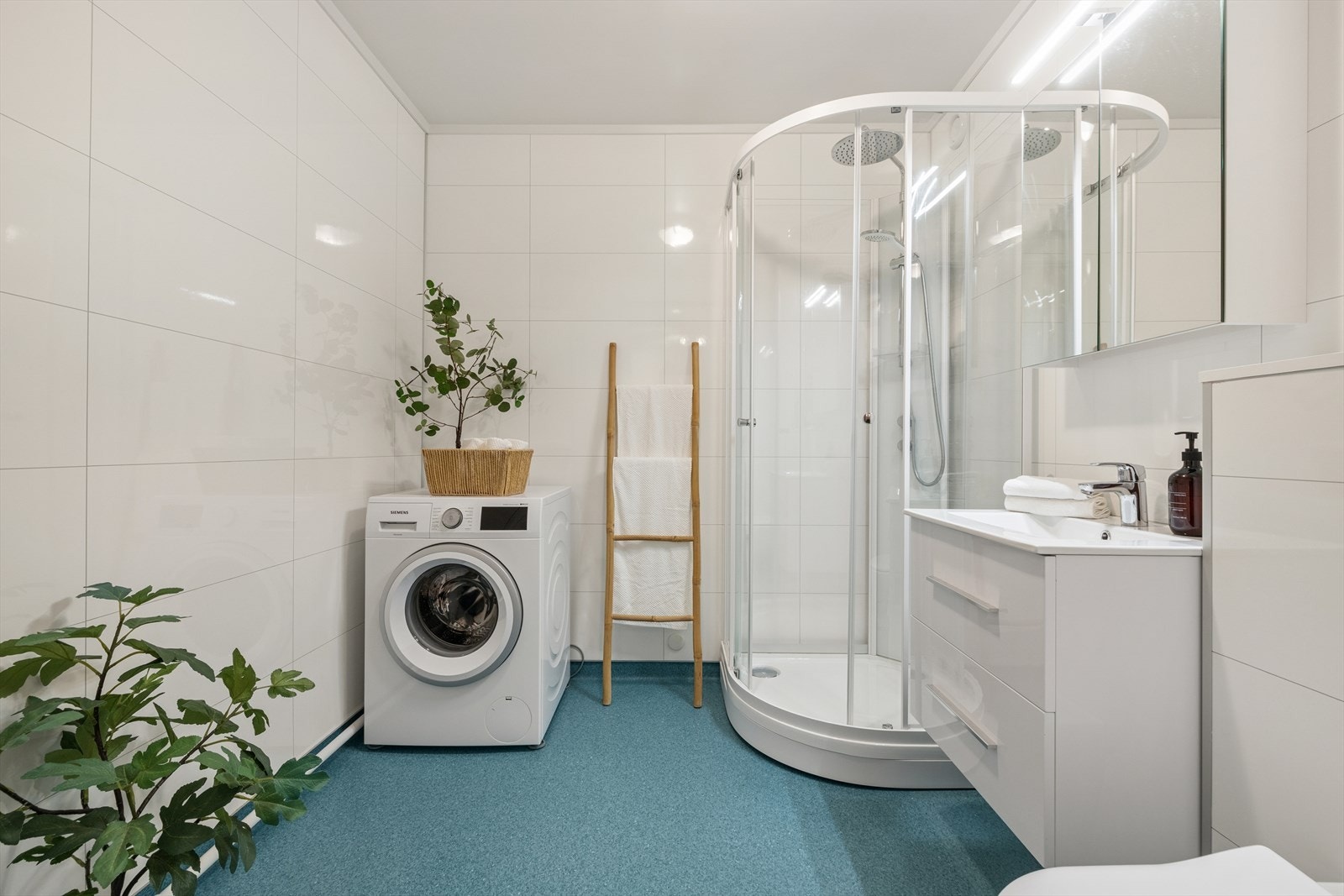 Badet har vinyl på gulv og våtromspanel på vegger. Taket er malt. Badet ble fornyet i 2024 med nytt gulvbelegg, våtromspanel, sanitærutstyr og vanntilførsel. Galleribilde