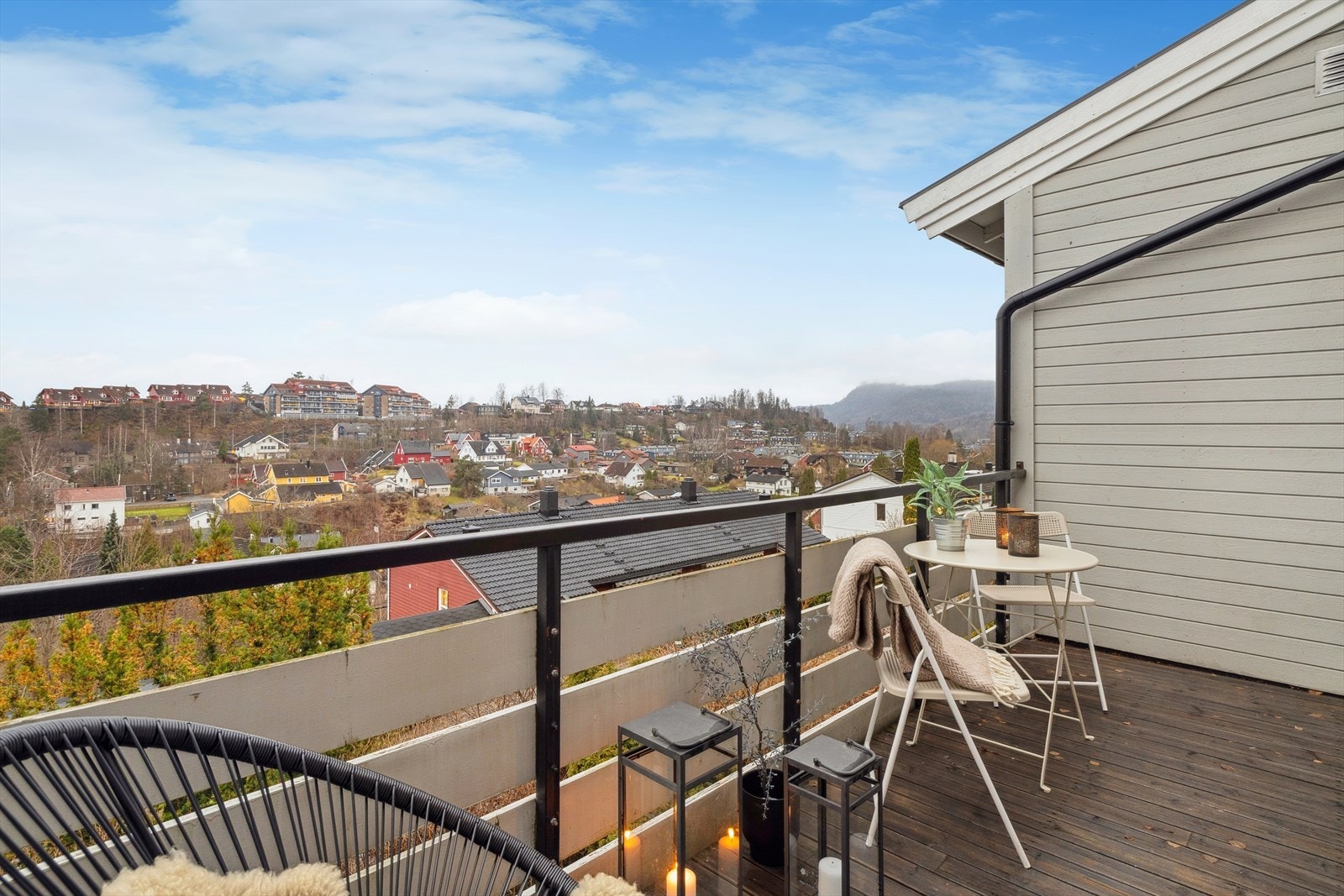 Solrik balkong med fantastisk fin utsikt til det koselige boligområdet som omgir eiendommen. Galleribilde
