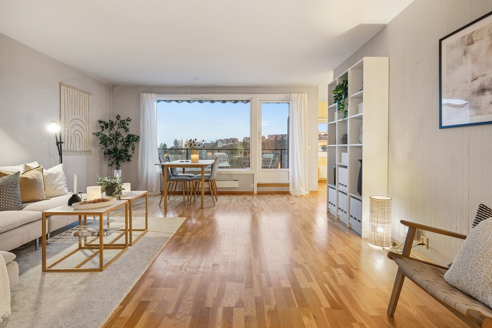 Romslig stue med praktisk inngang til kjøkken og direkte utgang til balkong, en perfekt kombinasjon av komfort og funksjonalitet. Galleribilde