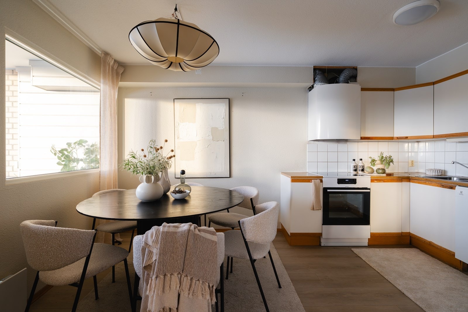 Kjøkkenets størrelse og planløsning gir svært godt potensial for modernisering og oppgradering. Galleribilde