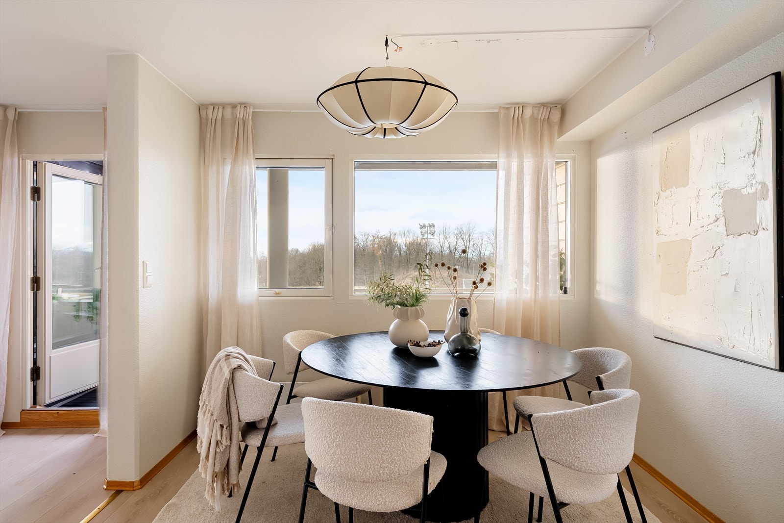 Rommet har god plass til en naturlig spiseplass ved vinduet. Galleribilde