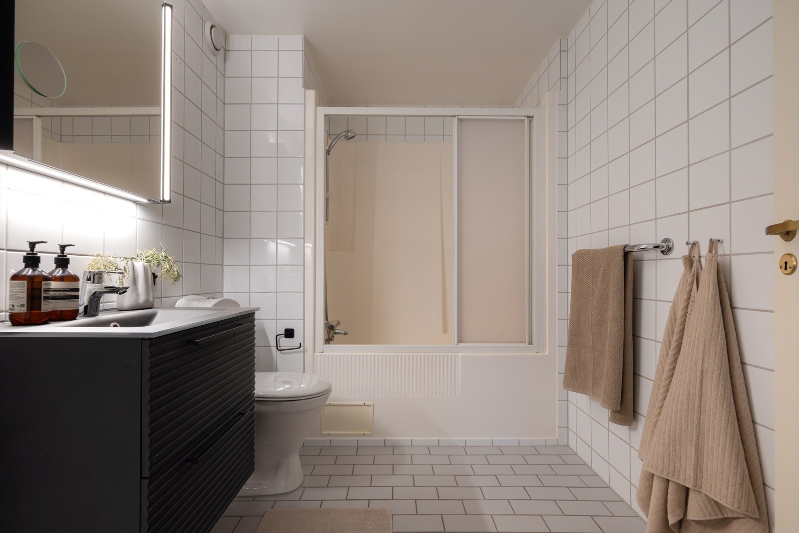 Leiligheten inneholder to baderom fra byggeåret, 1999. Begge rommene har flislagte overflater med varmekabler i gulvet og nyere baderomsinnredning. Badene har ikke tradisjonelt sluk. Galleribilde