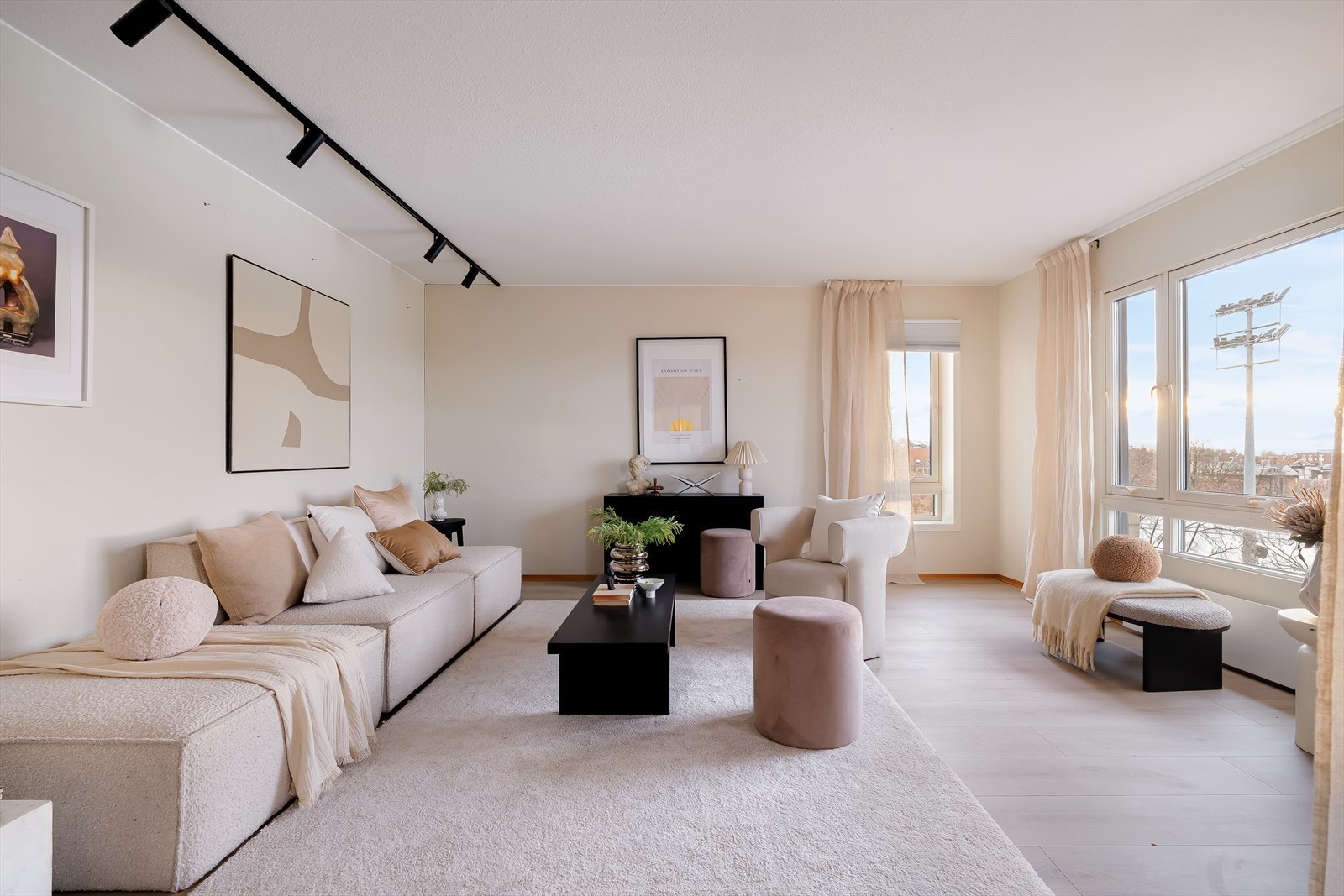 Rommet har en naturlig inndeling, som gir gode muligheter for fleksibel møblering. Galleribilde