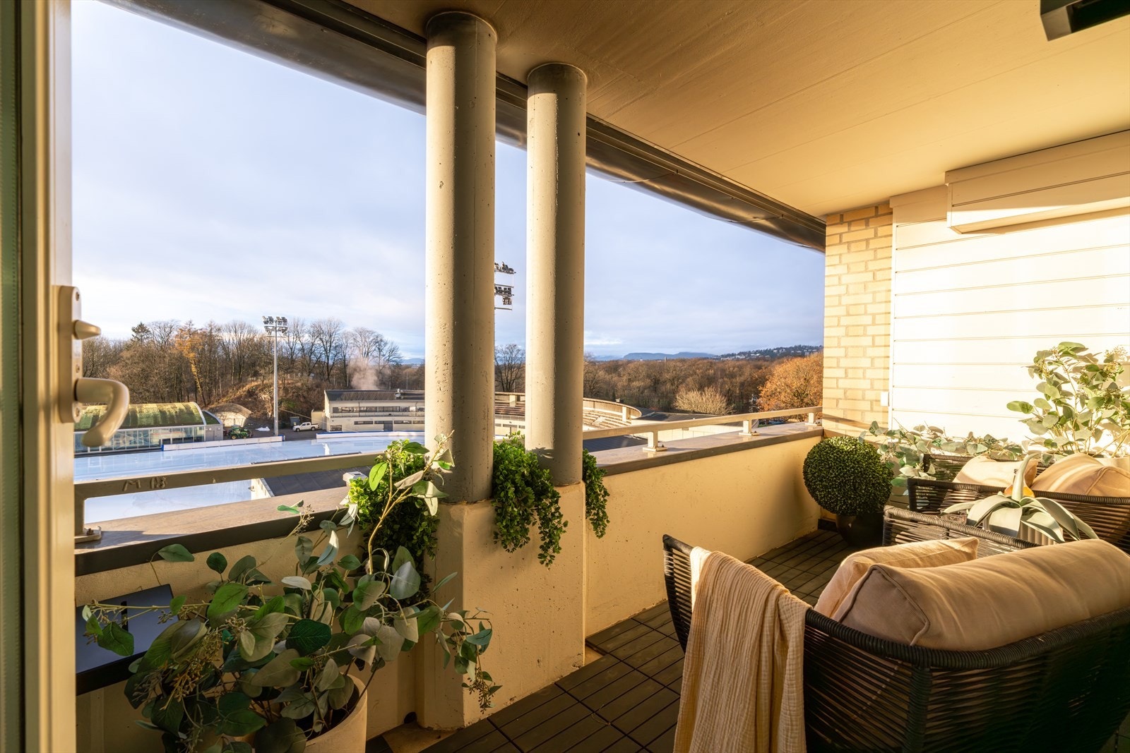 Balkongen har takoverbygg som gir god beskyttelse mot vær og vind, og gjør uteplassen anvendelig i store deler av året. Galleribilde