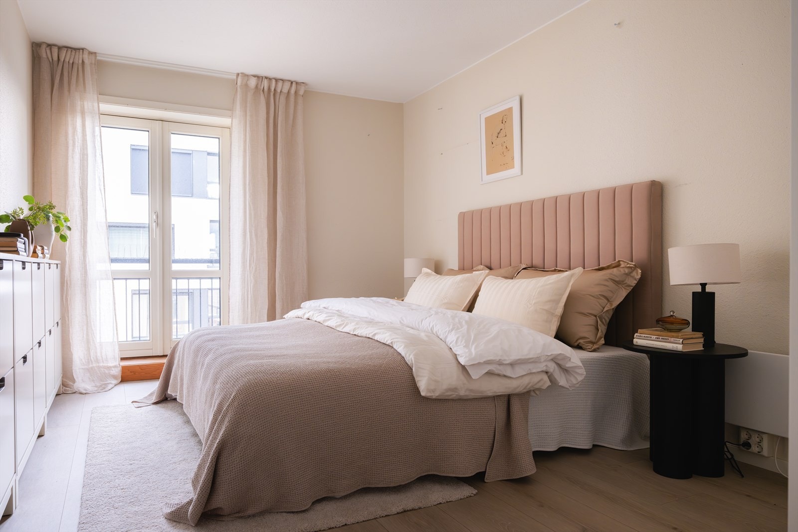 Hovedsoverommet er romslig med plass til bl.a. dobbeltseng og ønsket nattbordsløsning. Galleribilde