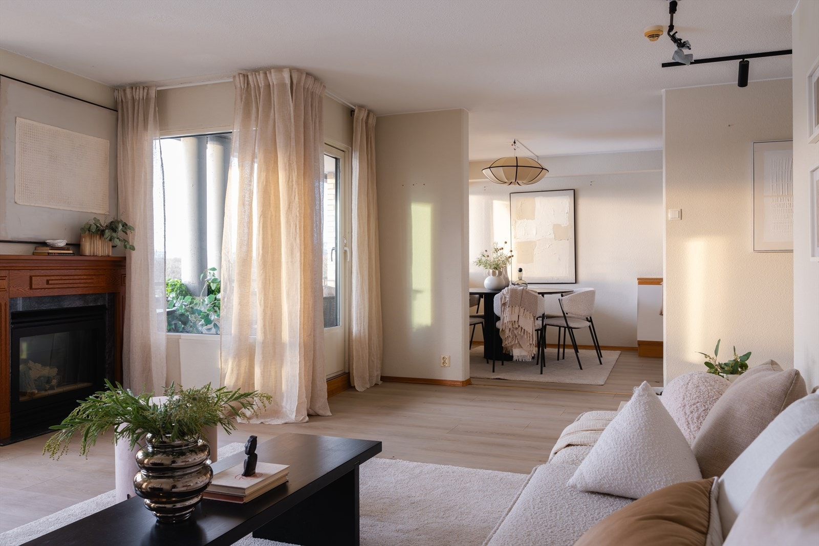 Fra oppholdsrommet er det direkte utgang til balkong, noe som forlenger rommet og gir en naturlig overgang mellom inne- og uteareal. Galleribilde