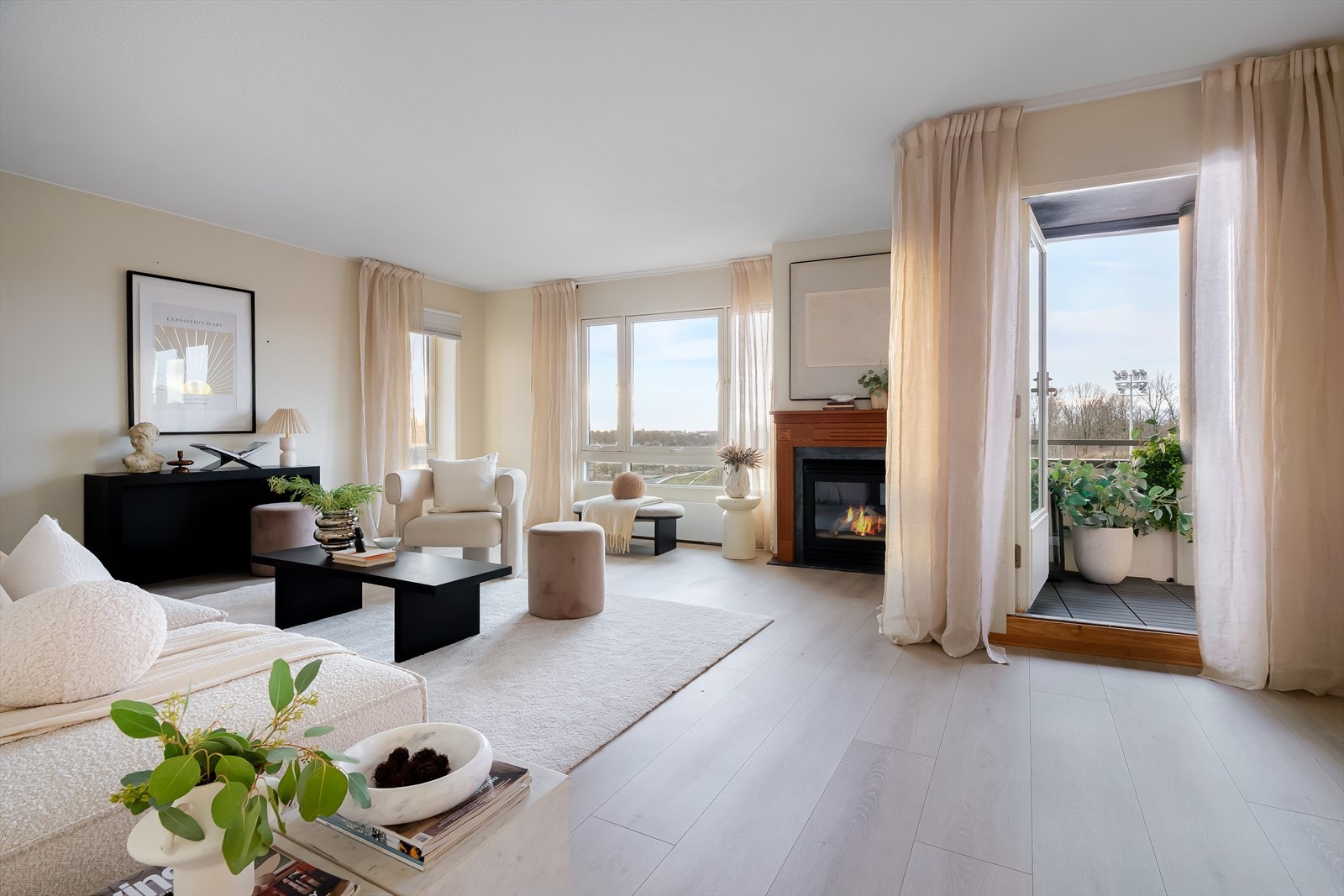 Stue og kjøkken utgjør et stort og delvis åpent areal som skaper en luftig og innbydende atmosfære. Galleribilde