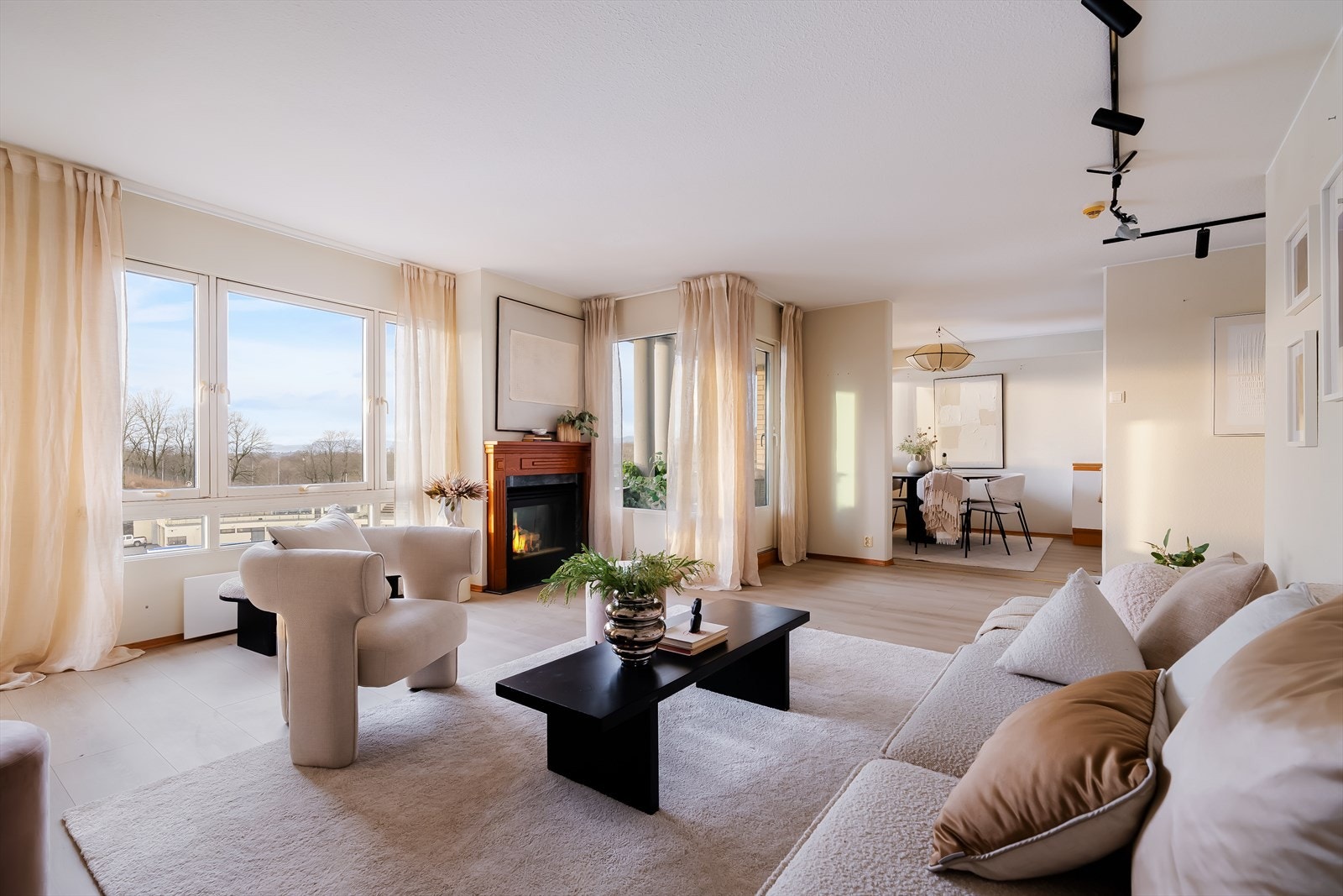 Leiligheten utgjør 104 m², og inkl. tre soverom, to bad og en delvis åpen stue- og kjøkkenløsning samt en balkongen med utsikt mot Frognerparken. Galleribilde