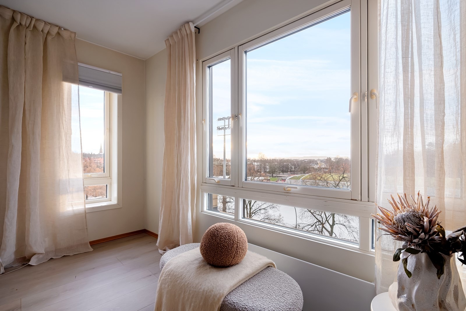 Fra stuevinduene har man en åpen og fri utsikt over nærområdet. Galleribilde