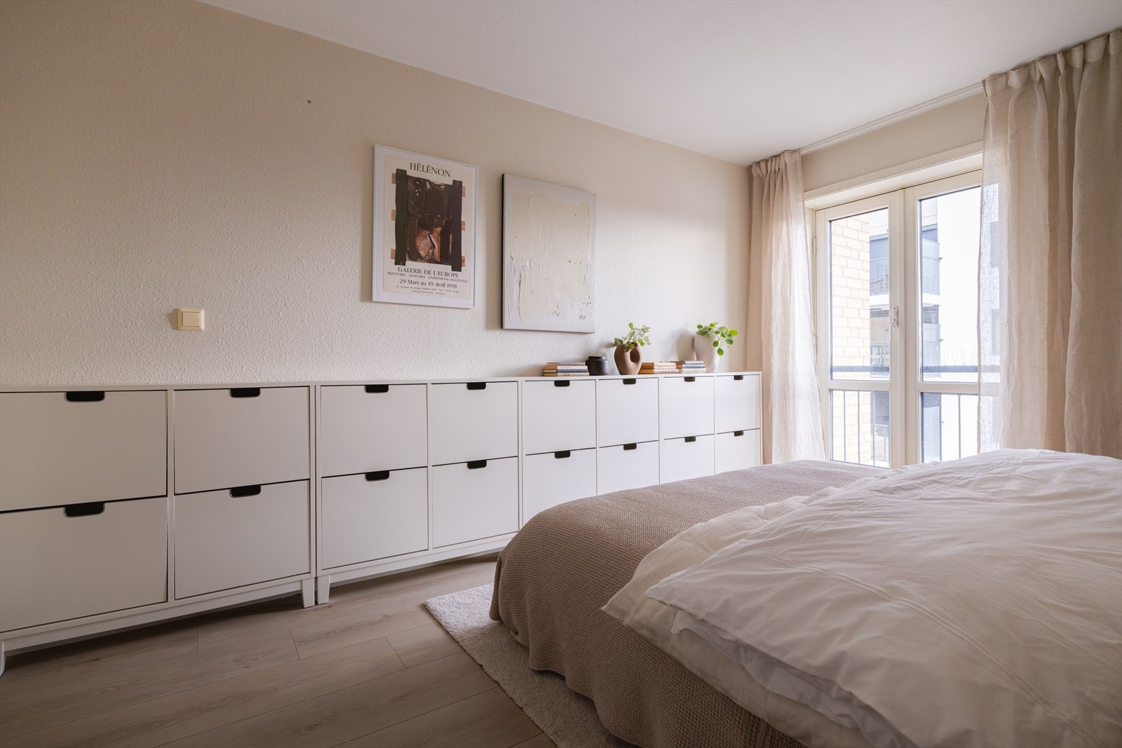 Rommet har utgang til fransk balkong. Galleribilde