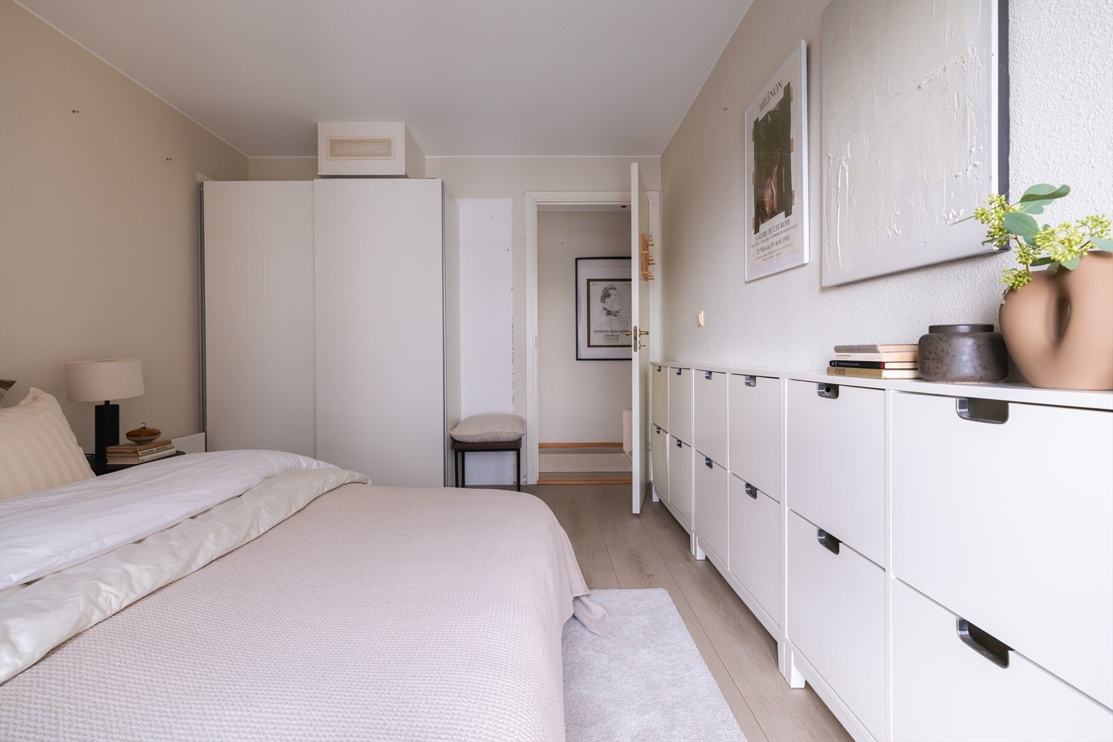 Langs to av veggene er det god plass til oppbevaringsmøbler. Galleribilde