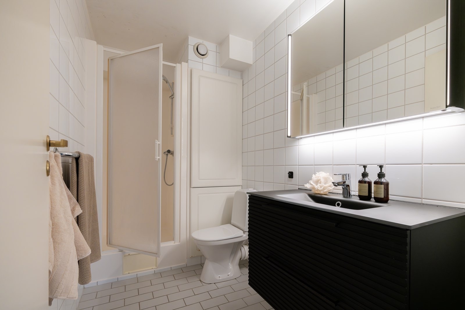 Badene gir en unik mulighet til å bygge to nye, moderne bad etter dagens standard og egne preferanser. Galleribilde