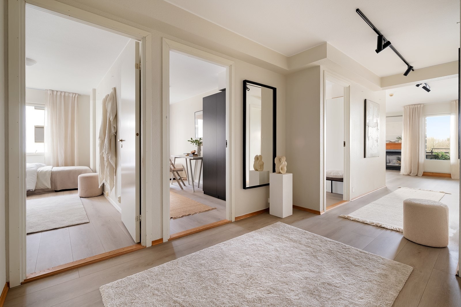 Entréen er åpen, lys og luftig. Her er det god plass til oppbevaring av sko og yttertøy. Galleribilde