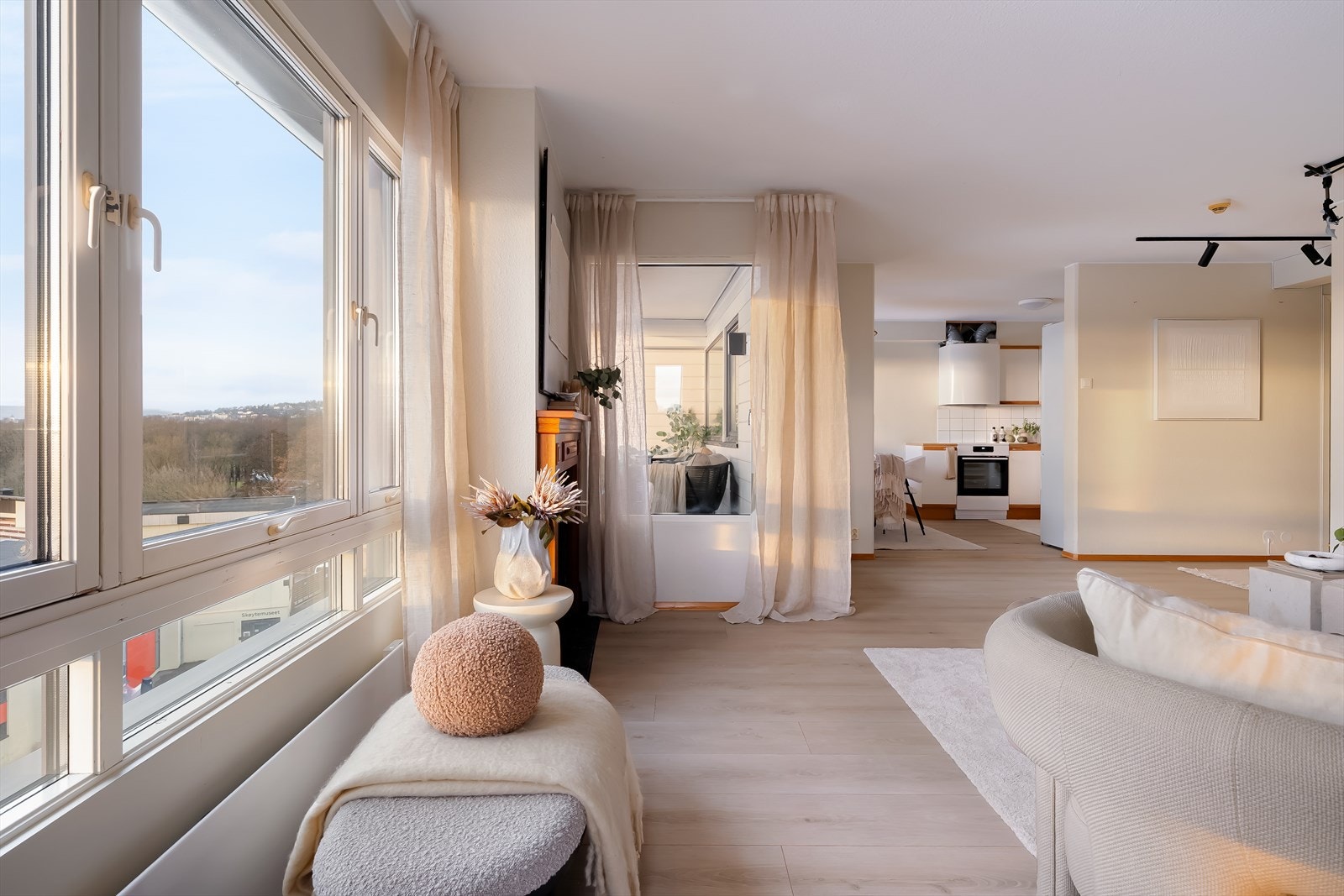 De store vinduene slipper inn rikelig med naturlig dagslys, noe som bidrar til en lys og behagelig romfølelse. Galleribilde