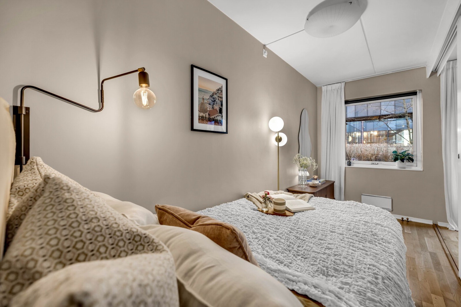 Veggene er malt i delikate fargetoner. Galleribilde