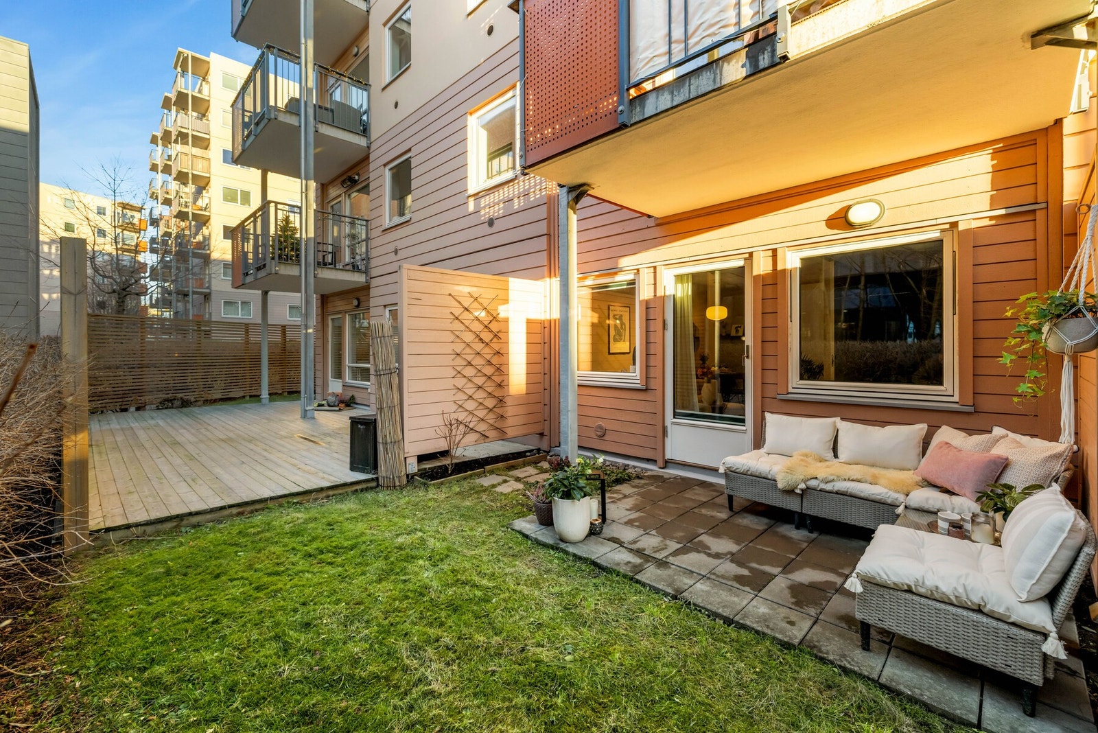 Man har god plass til utemøbler og grill. Galleribilde