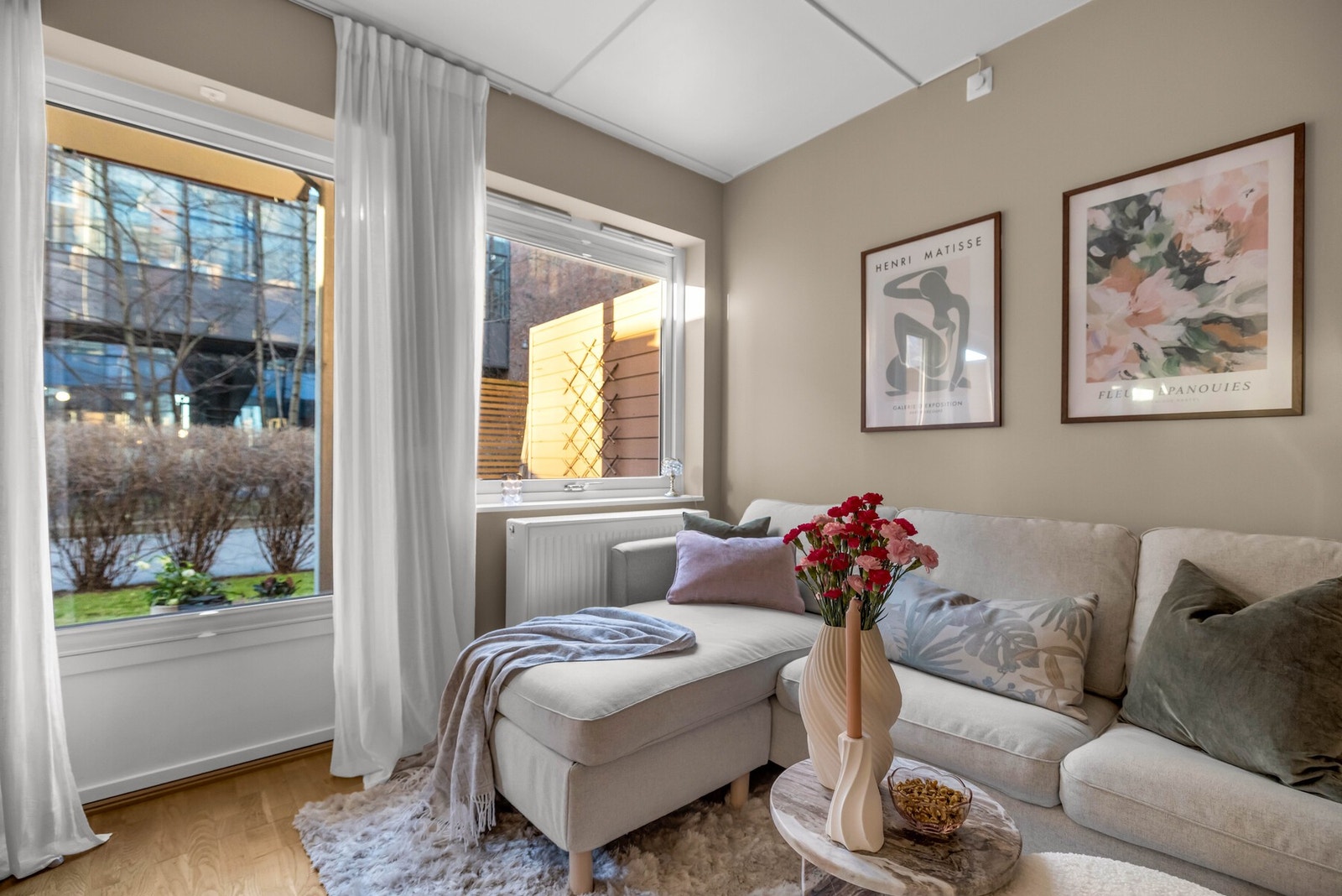 Stuen har parkett på gulv og vinduer og balkongdør i boligen er fra byggeåret 2008. Galleribilde