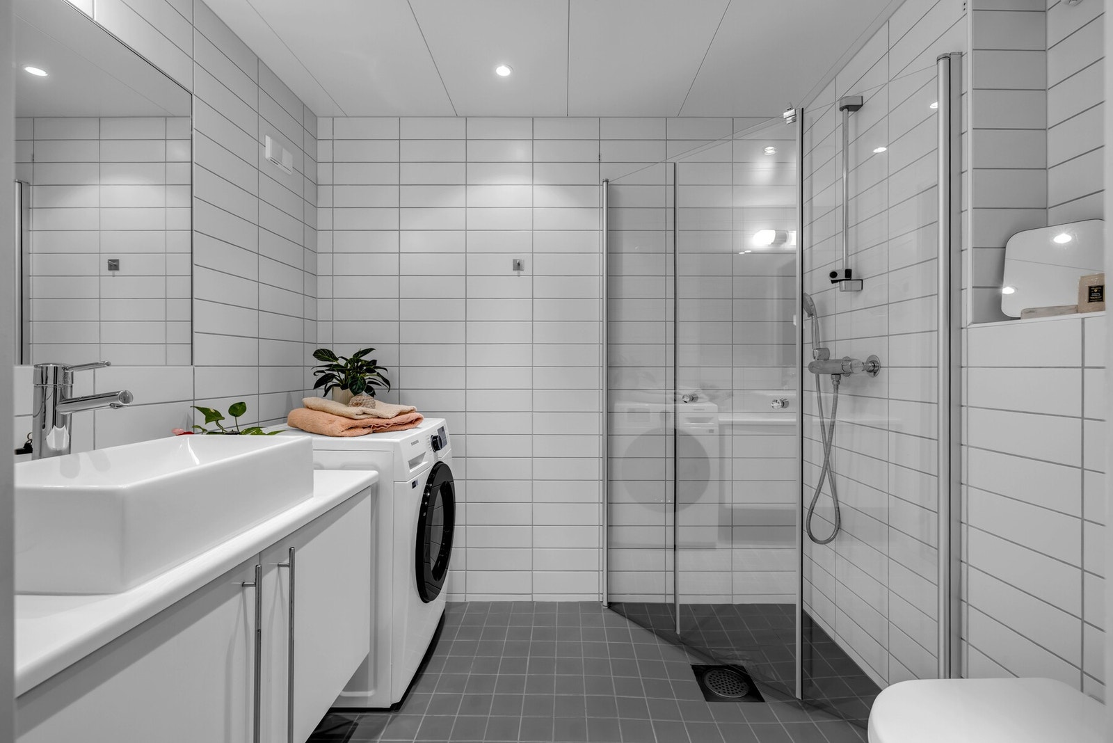 Boligen har et pent og romslig bad med flislagte gulv og vegger. Galleribilde