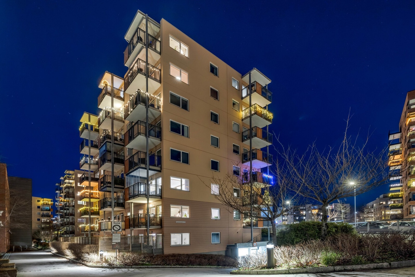 Allerede på utsiden får man et godt førsteinntrykk i møte med byggets moderne fasade. Galleribilde