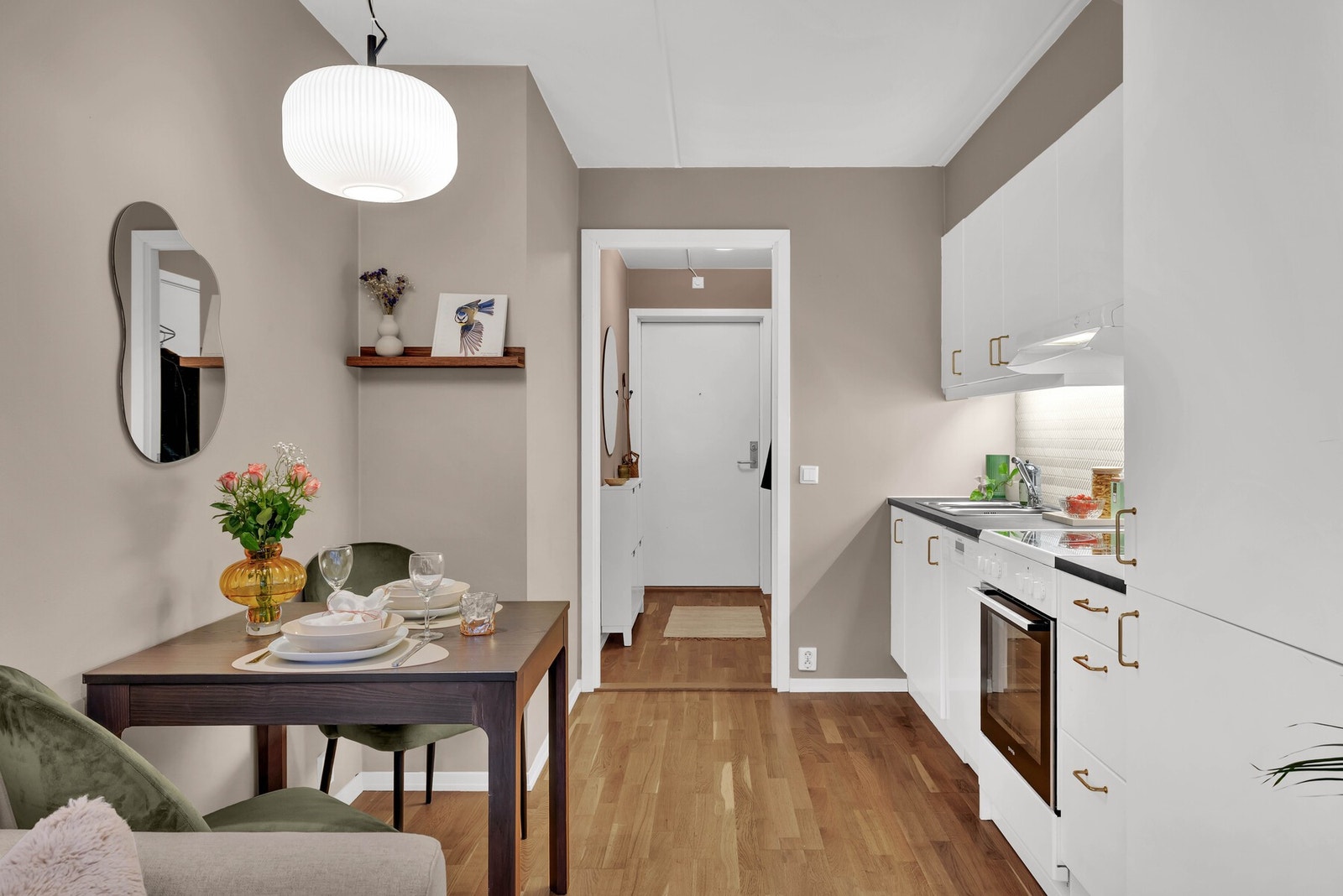 Innredningen har hvite, glatte fronter med benkeplate laminat. Galleribilde