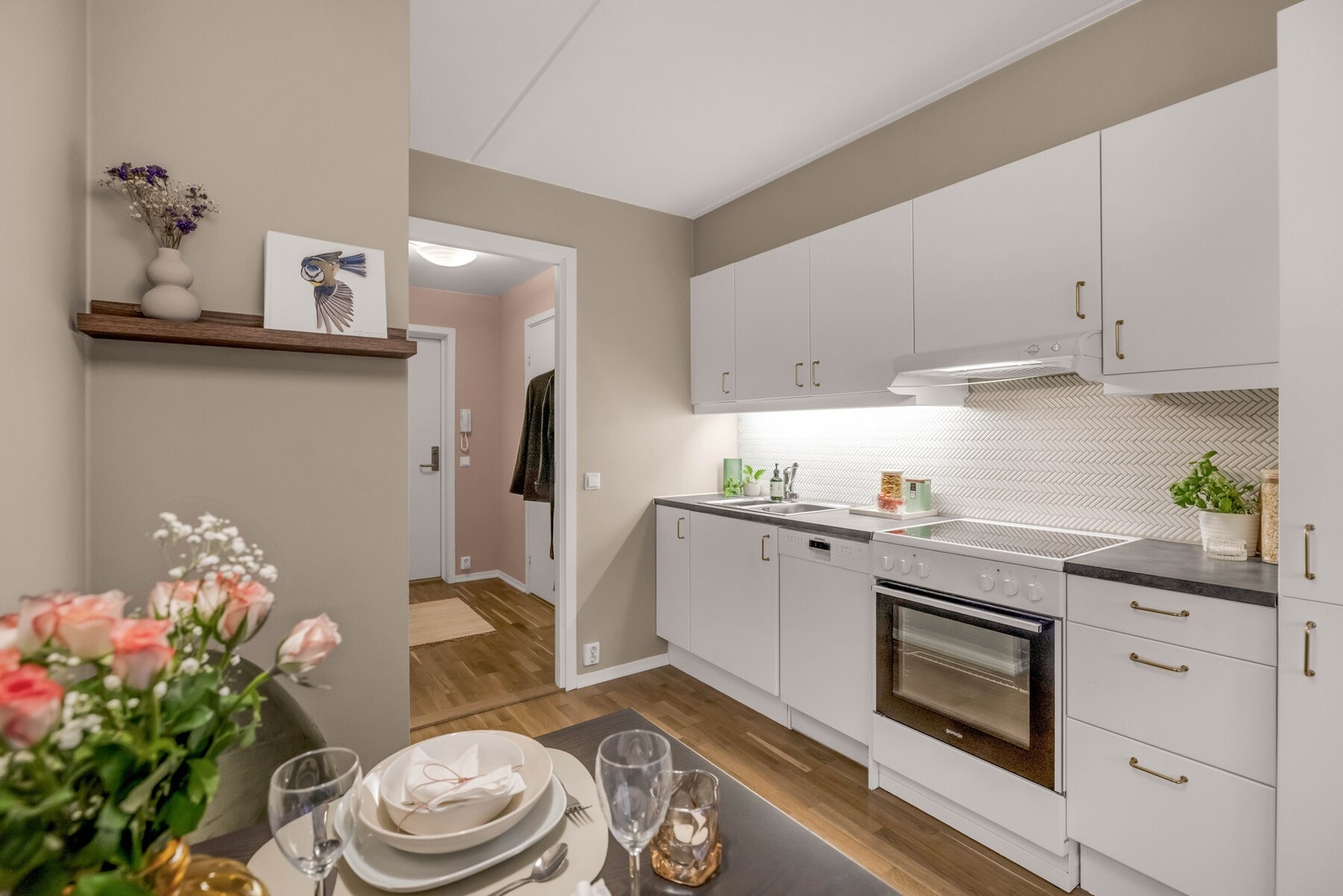 Boligen har et moderne, stilrent kjøkken fra byggeåret. Frontene ble malt og det ble montert innebygd kjøleskap i 2022. Galleribilde