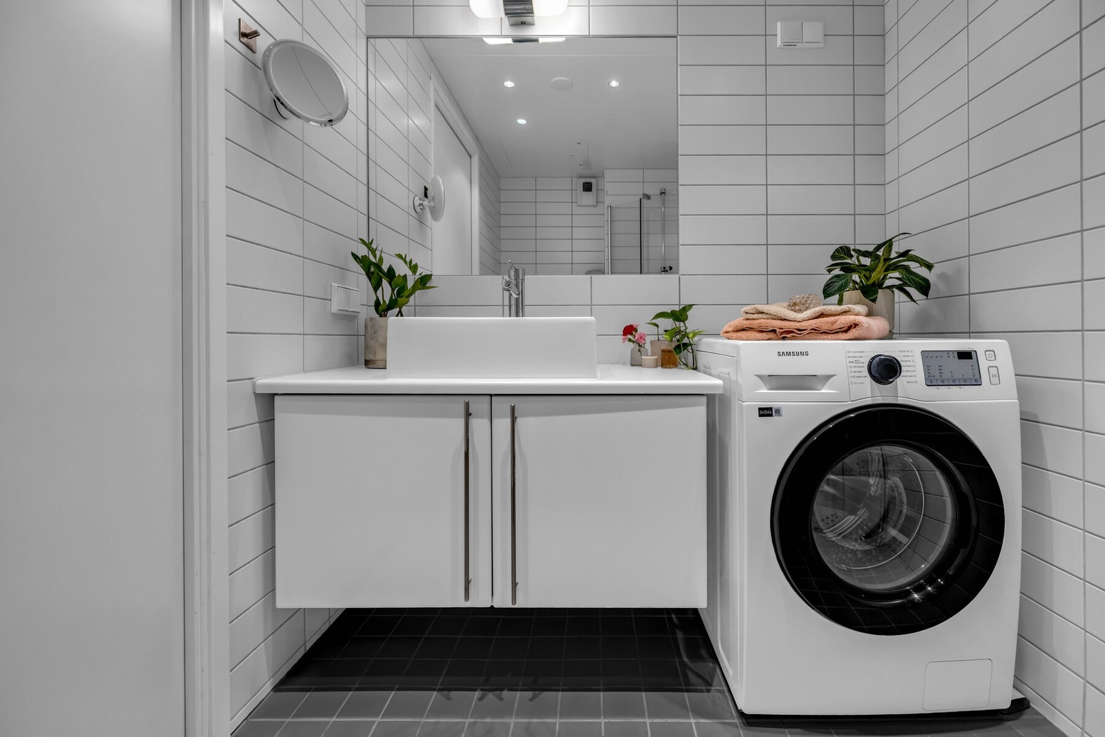 Opplegg for vaskemaskin sørger for en enklere hverdag, og det er vannbåren varme i gulvet. Galleribilde