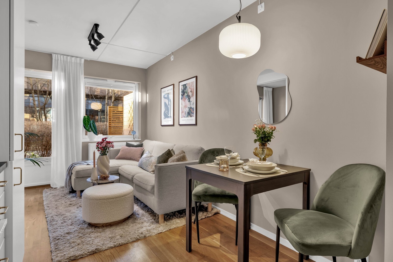 Boligen har en lys og innbydende stue der man har plass til sofagruppe, spisebord og tv-benk. Galleribilde