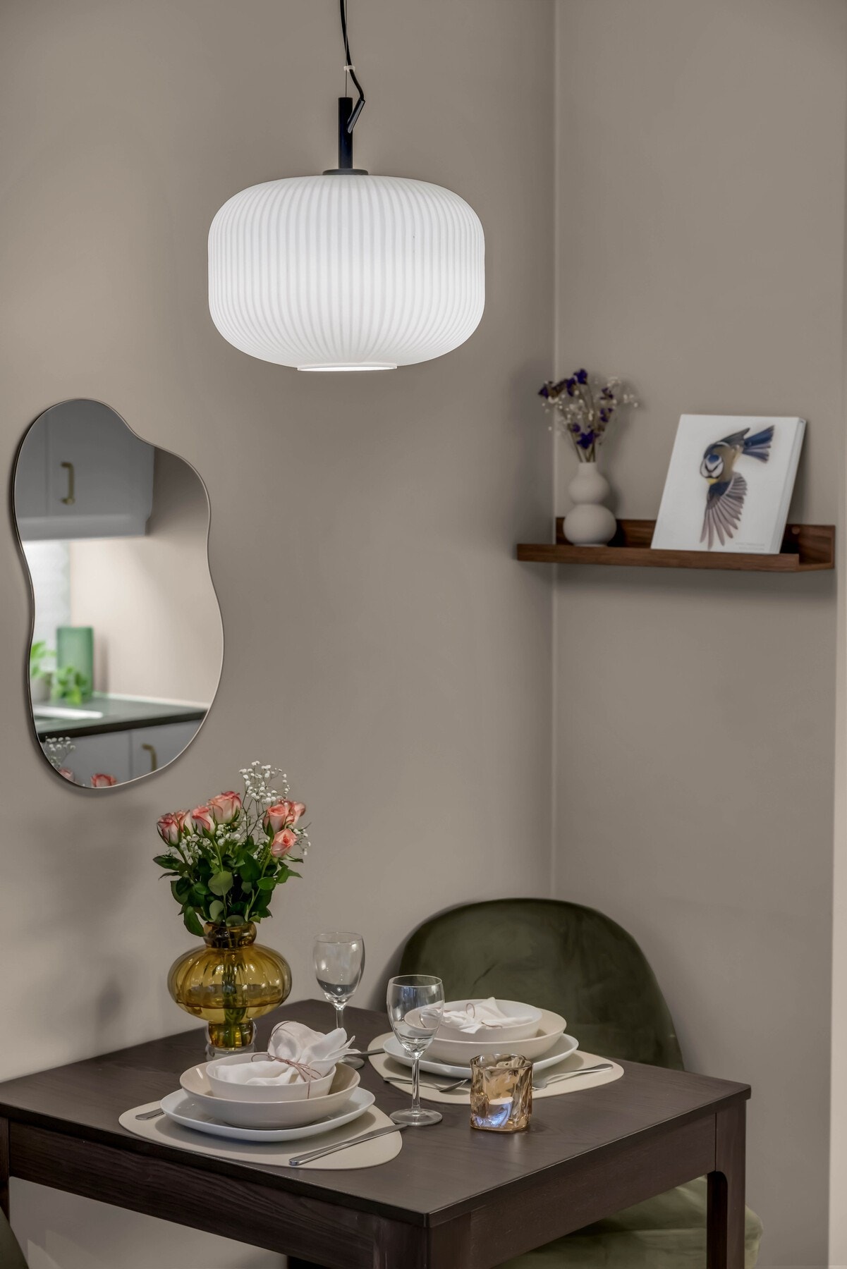 Den sosiale, åpne løsningen gjør det enkelt å underholde gjestene mens maten tilberedes. Galleribilde