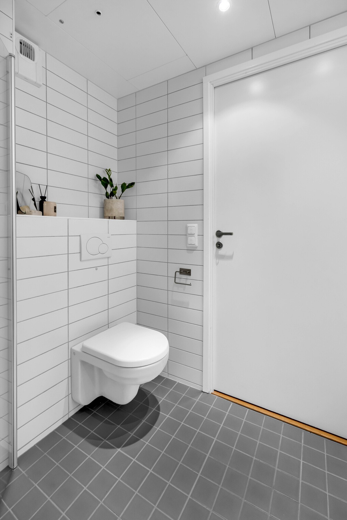 Badet er utstyrt med servant med innredning, speil med belysning og vegghengt toalett. I selgers eiertid har det blitt montert nye dusjvegger i glass. Galleribilde