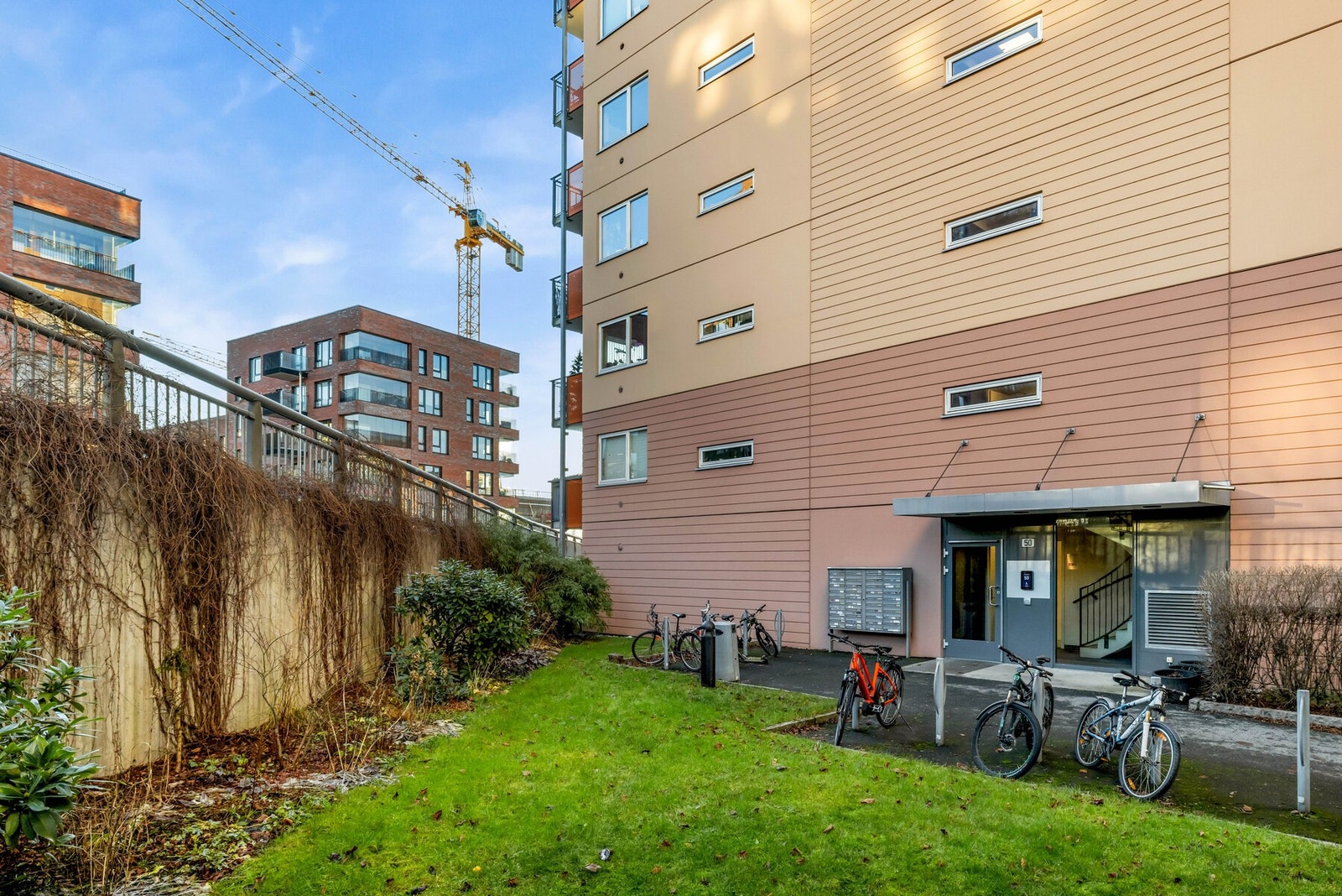 Videre har boligen trappefri adkomst inn i 1.etg. Galleribilde