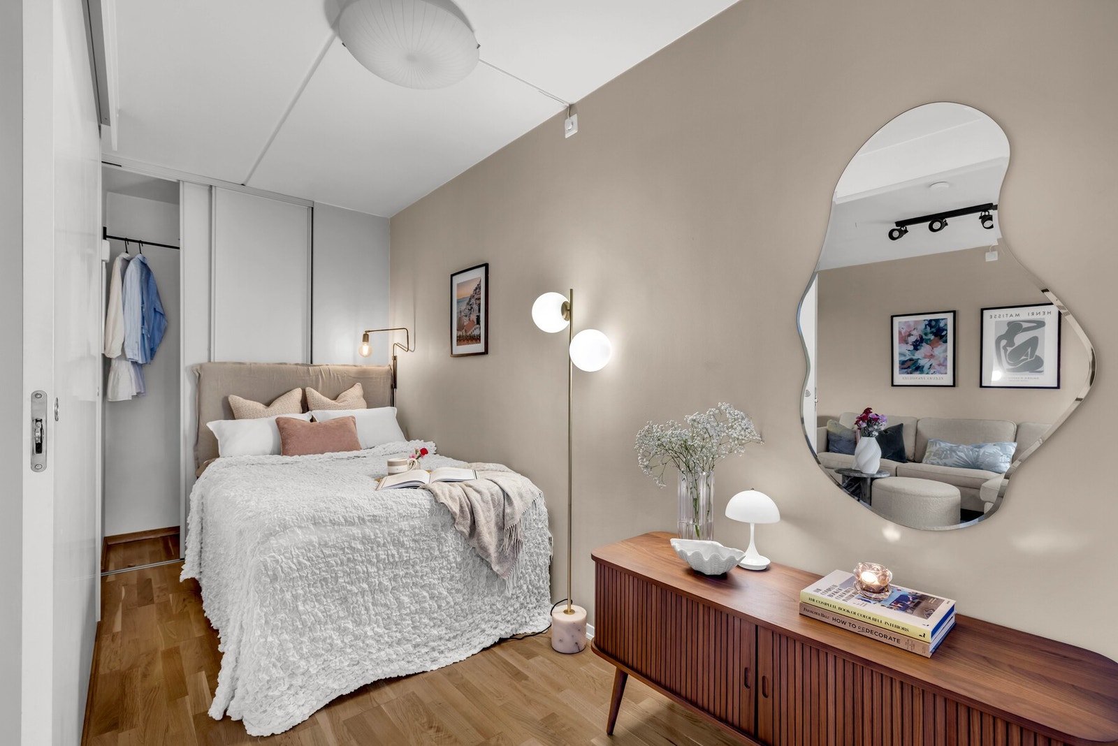 Boligen har et trivelig, romslig soverom med plass til seng, garderobeskap og tilhørende møblement. Galleribilde