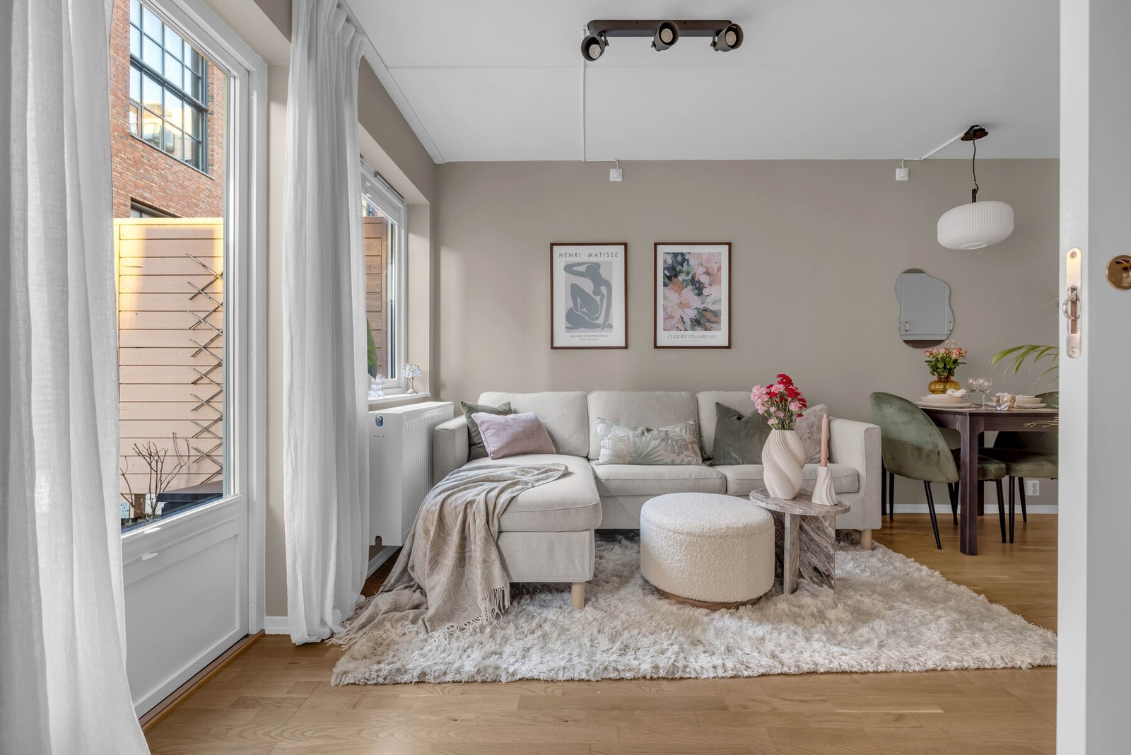 Vegger er slette, og malt i moderne, delikate fargetoner. Skyvedør mellom stuen og soverommet. Galleribilde