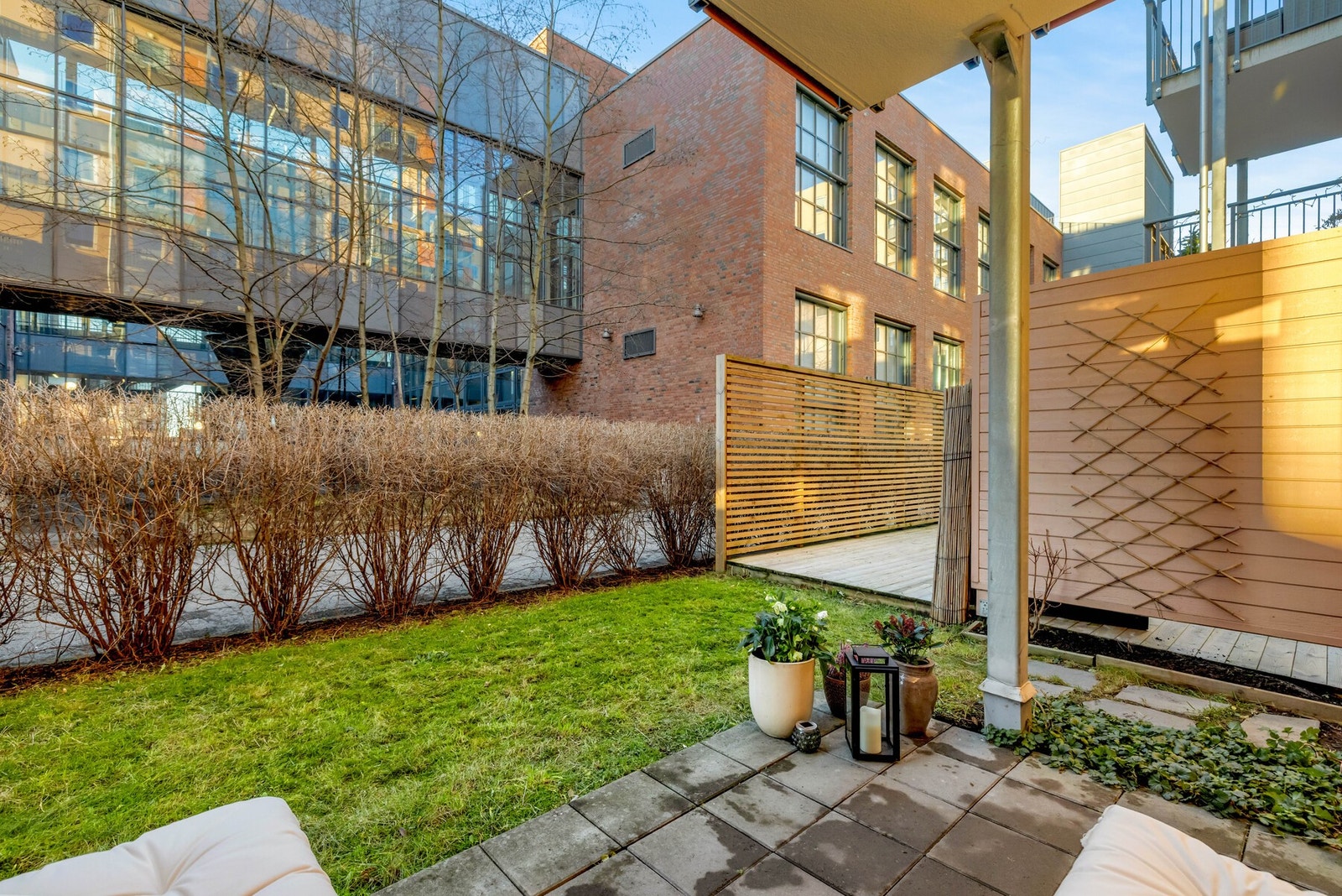 Det er rolig gangvei til borettslaget utenfor. Terrassen er skjermet med hekk som tar alt innsyn fra forbigående, og man kan sette opp ytterligere skjerming dersom det er ønskelig. Galleribilde