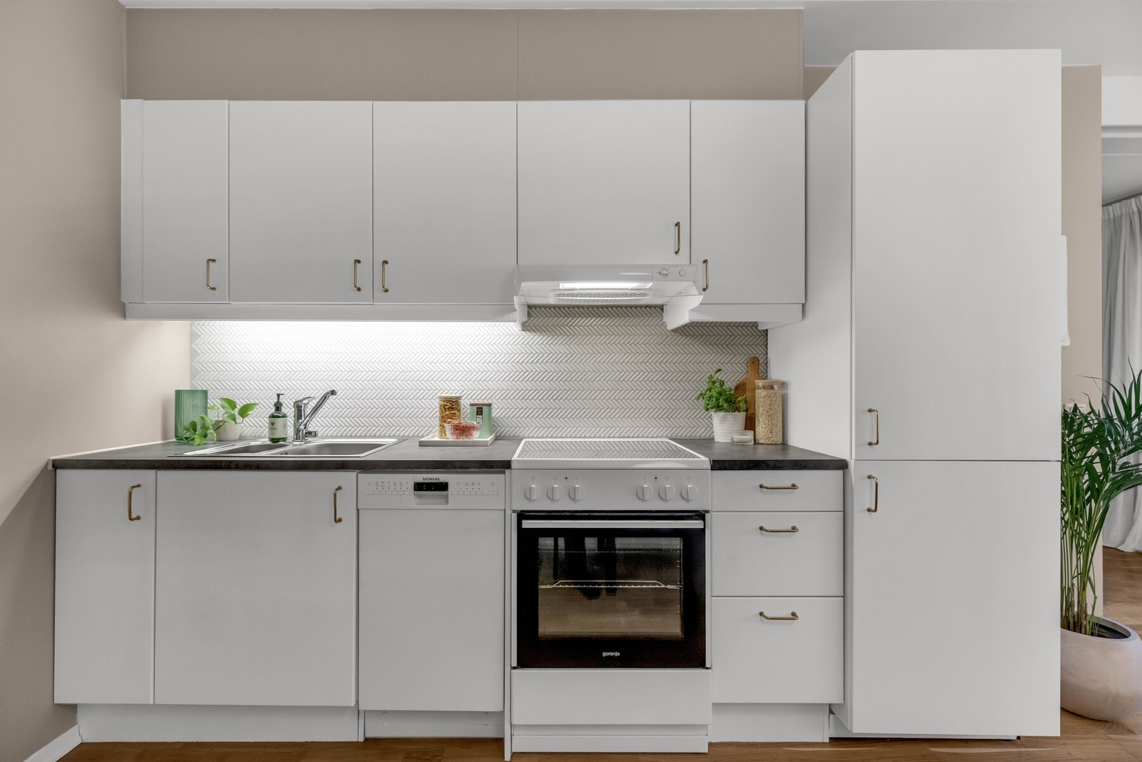 Videre er kjøkkenet utstyrt med stekeovn med platetopp, oppvaskmaskin, kjøl/frys og avtrekksvifte koblet til sentralt anlegg. Galleribilde