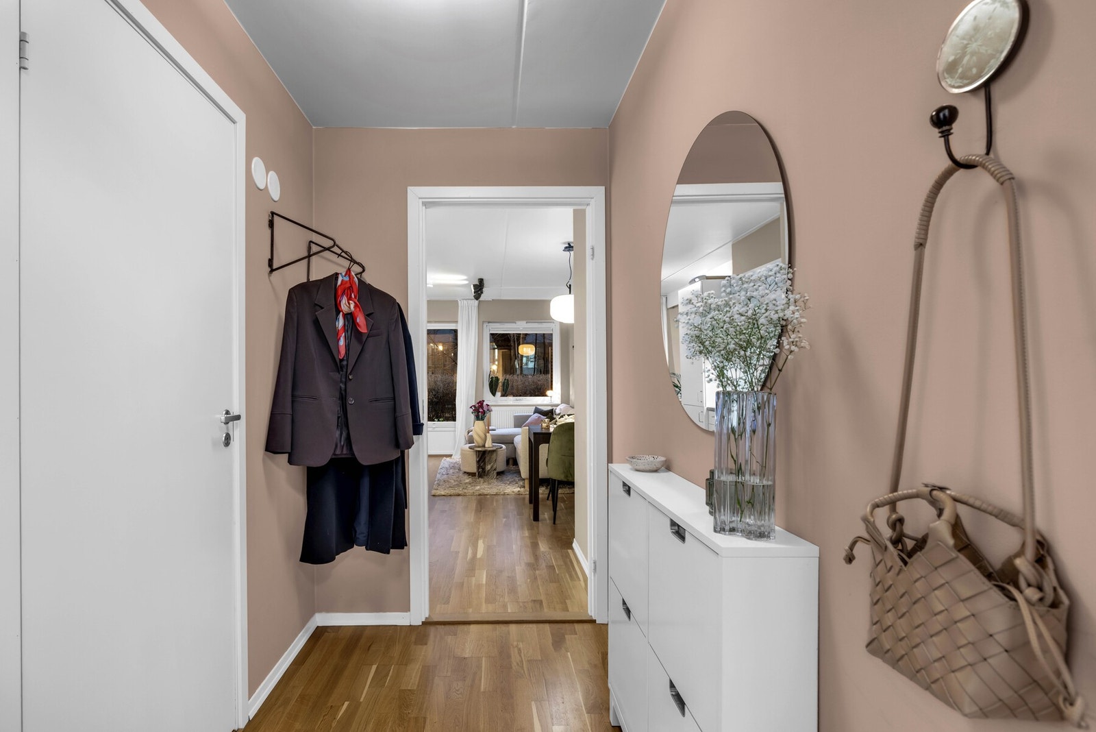 Entréen har plass til klesavheng, yttertøy, skoskap og klesskap. Galleribilde