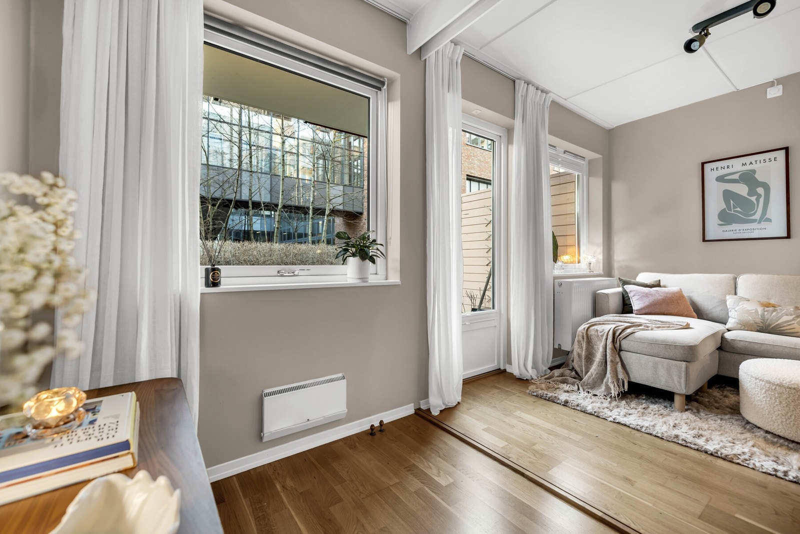 Fra soverommet har man flott utsyn mot områdets grøntarealer og den grønne hekken. Galleribilde