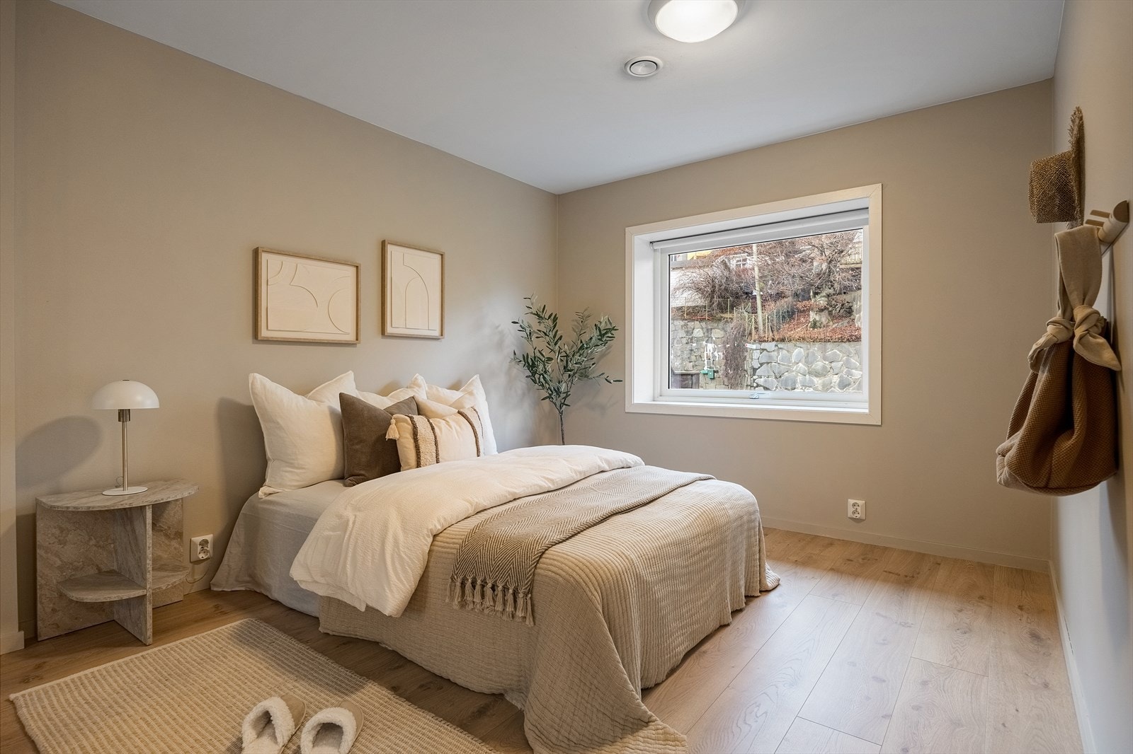 Innbydende hovedsoverom med god plass til stor seng, nattbord og annet ønsket møblement. Galleribilde