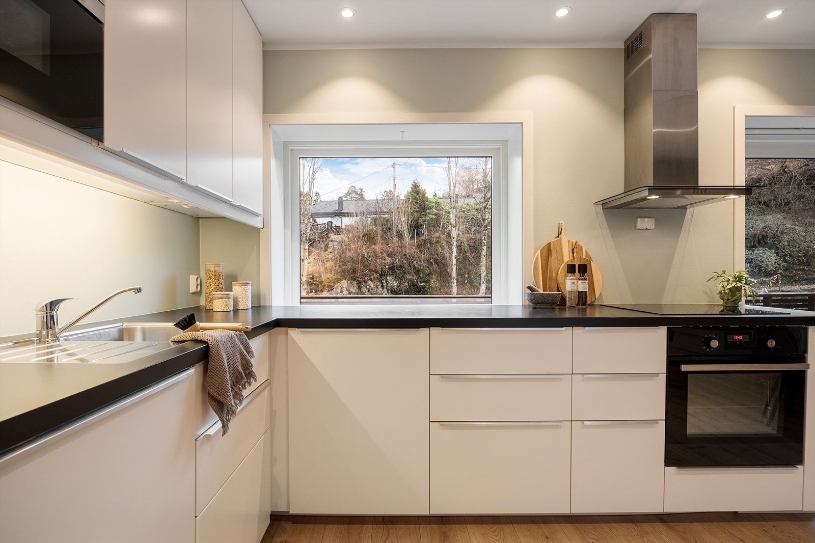 Kjøkken fra 2015 med Ikea innredning med hvite glatte fronter og laminat benkeplate. Galleribilde