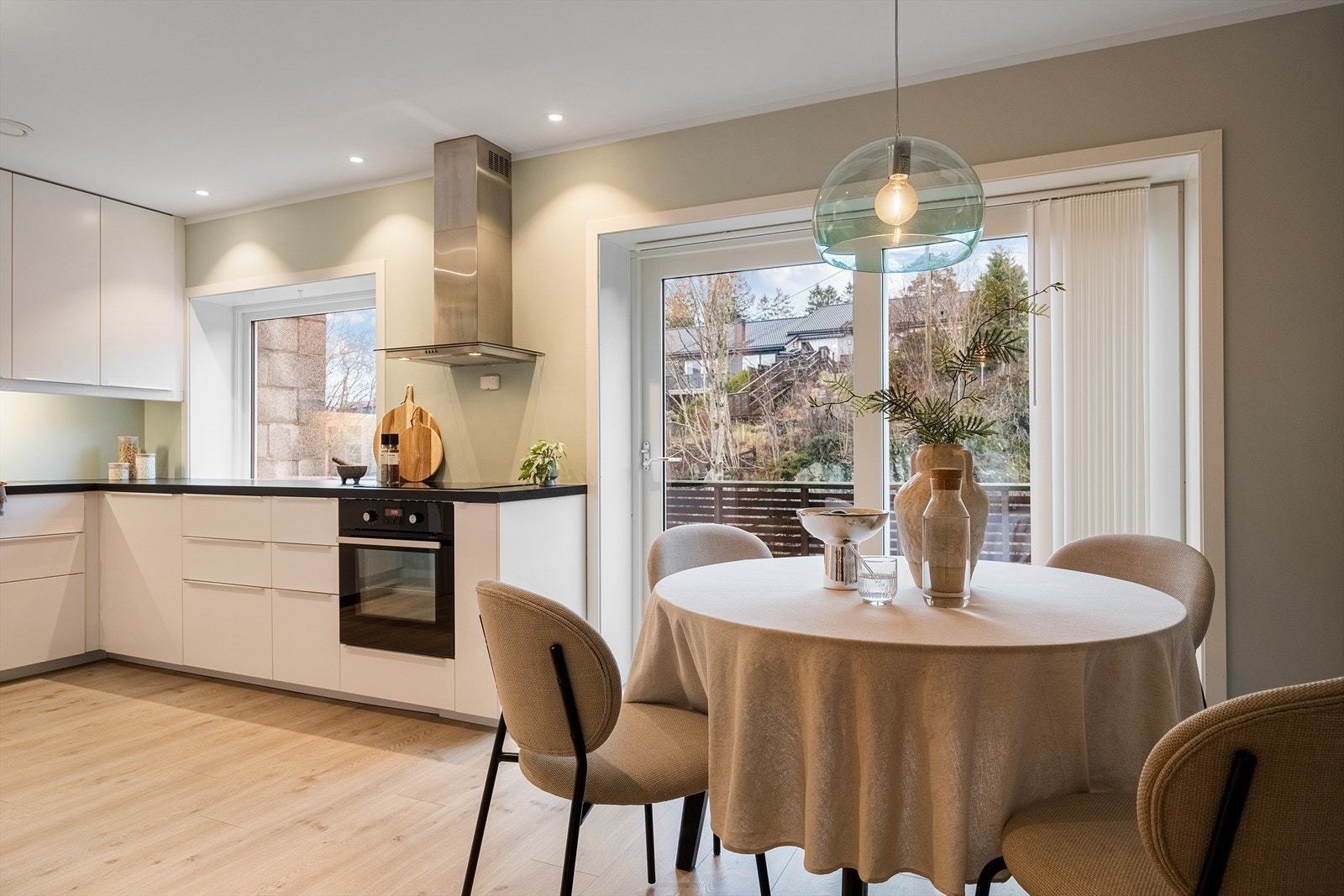 Fra kjøkkenet er det utgang til en av boligens to verandaer. Galleribilde