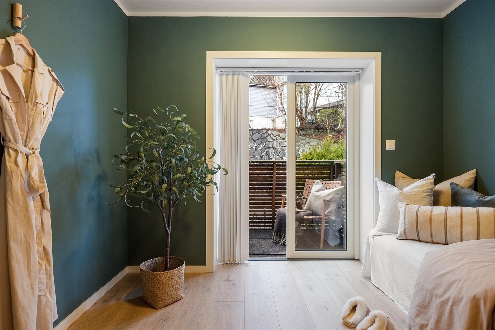 Ett av rommene har utgang til veranda. Galleribilde