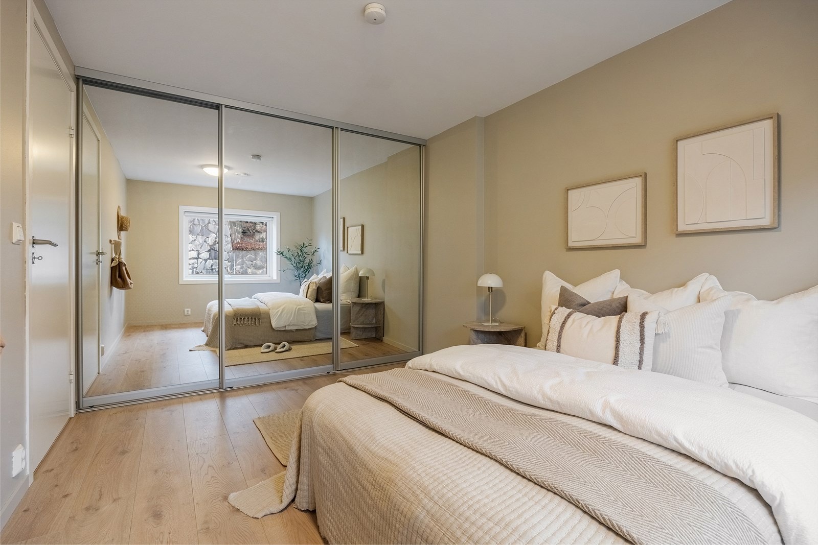 Rommet er innredet med en stor skyvedørsgarderobe med speilfronter. Galleribilde