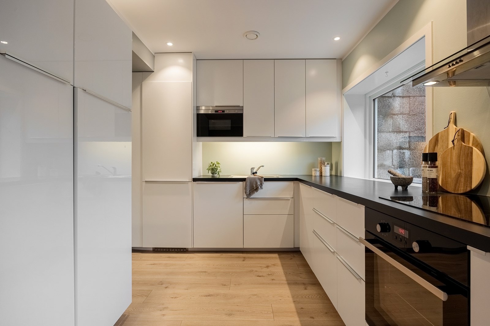 Integrert keramisk topp, stekeovn, micro, oppvaskmaskin, frys og kjøleskap. Galleribilde