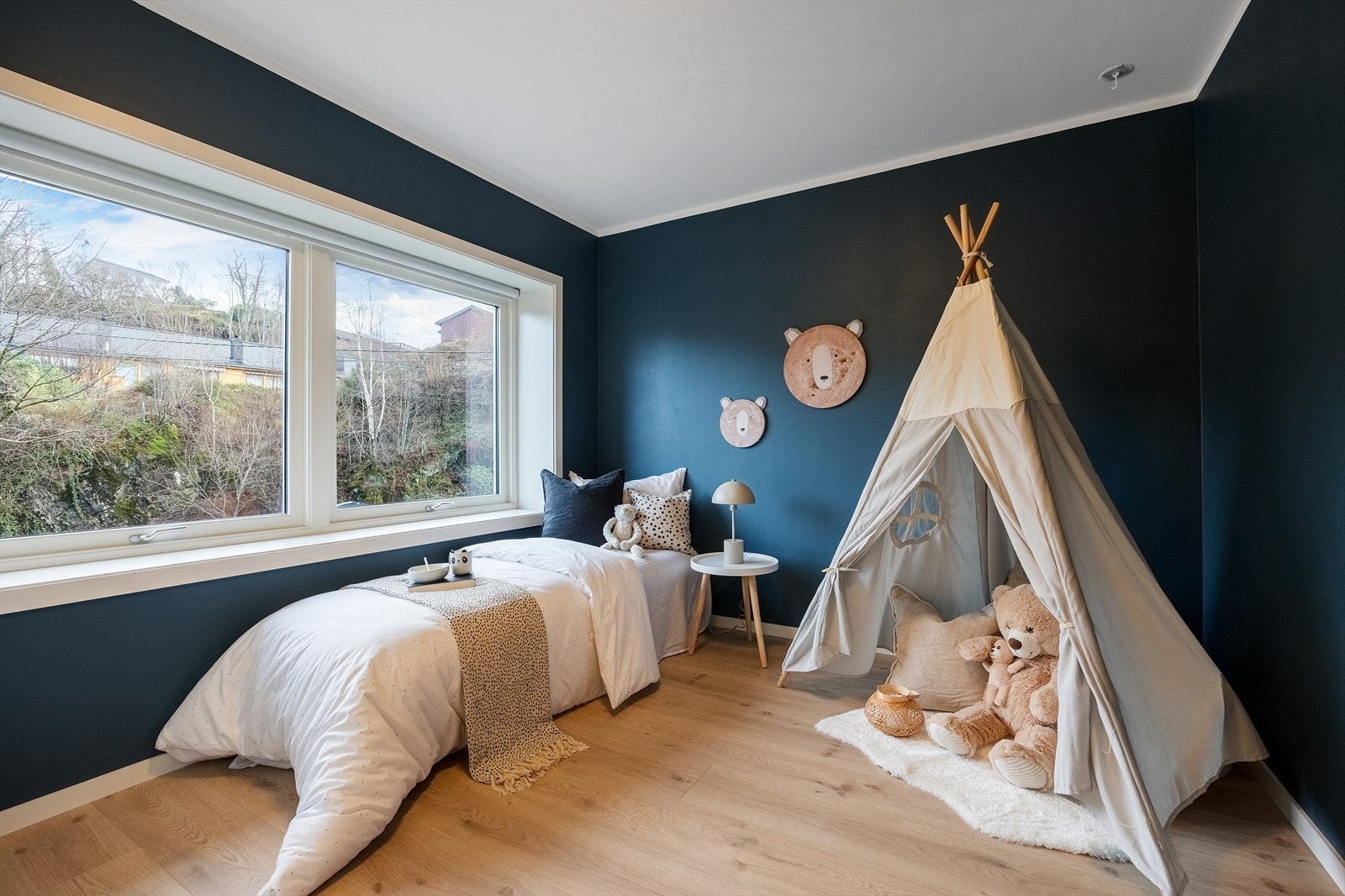 Leilighetens tre soverom ligger samlet i denne etasjen. Galleribilde