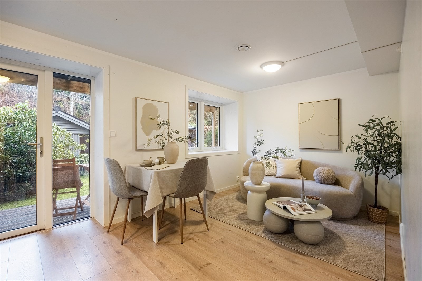 U.etasje er innredet til separat boenhet. Dette er ikke byggemeldt og derav heller ikke godkjent. Galleribilde